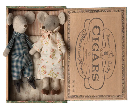 Grand-mère & Grand-père souris et leur boîte à cigares