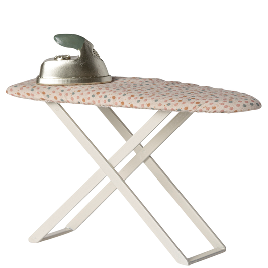 Table et fer à repasser, Souris