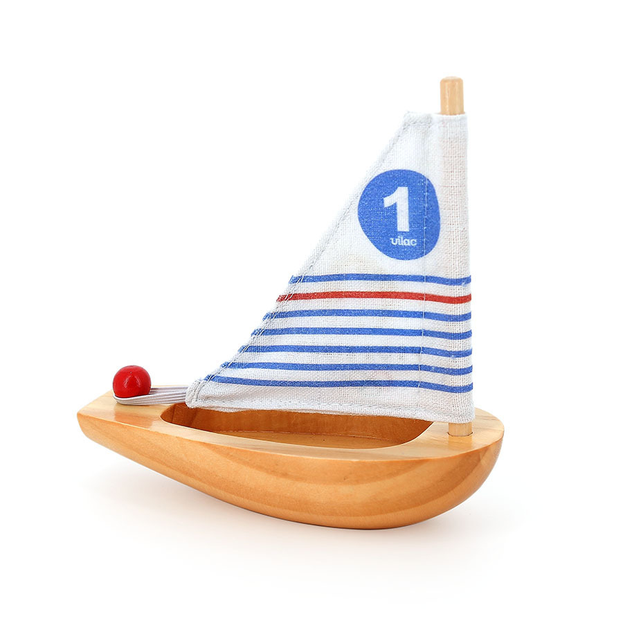 Petit voilier de bain