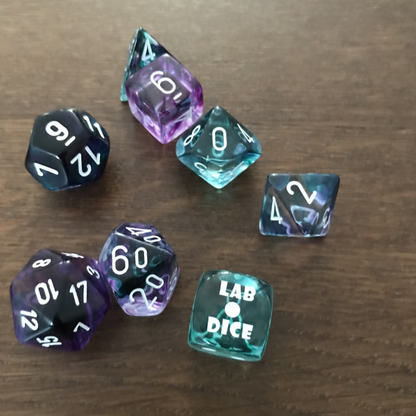 CHESSEX - Set de 7 dés - TRANSPARENT - Rose/Blanc